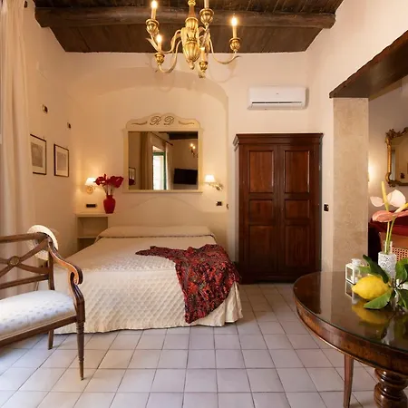 Old Square & , 73 Steps From The Street Pensjonat