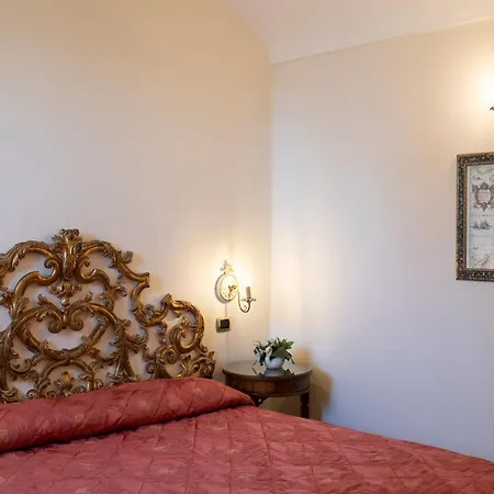 Old Square & , 73 Steps From The Street Pensjonat 4*